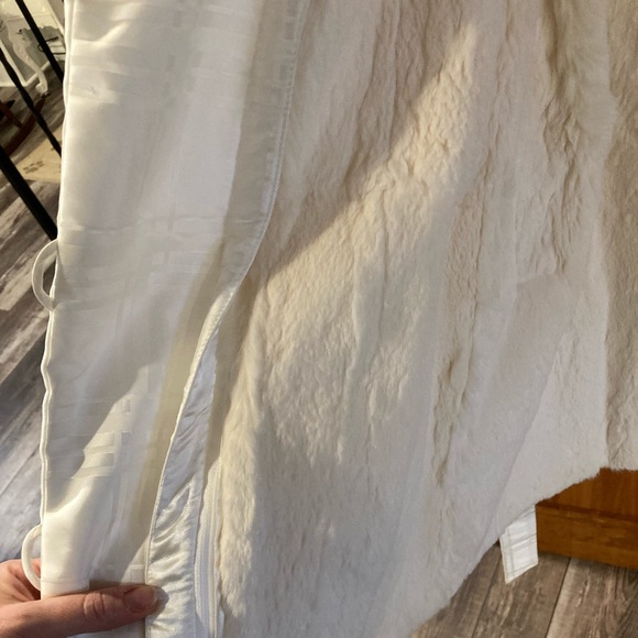 White coat with fox fur collar and cuffs with rabbit lining - Picture 6 of 9